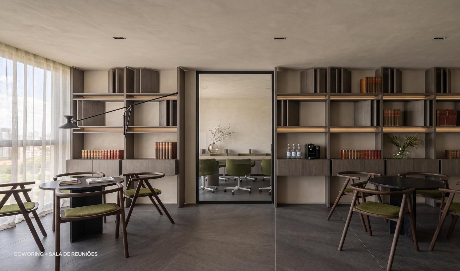 Render do coworking com sala de reuniões ao fundo